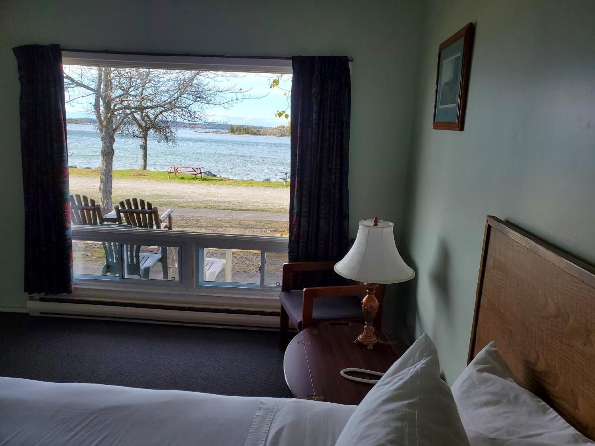 Carolyn Beach Inn Thessalon エクステリア 写真