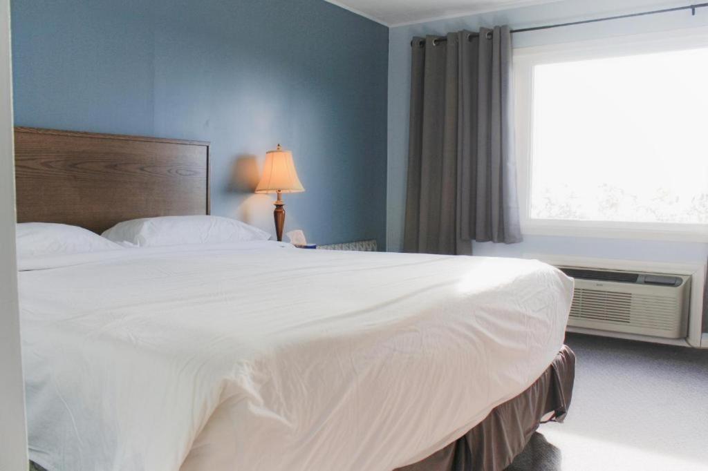 Carolyn Beach Inn Thessalon エクステリア 写真