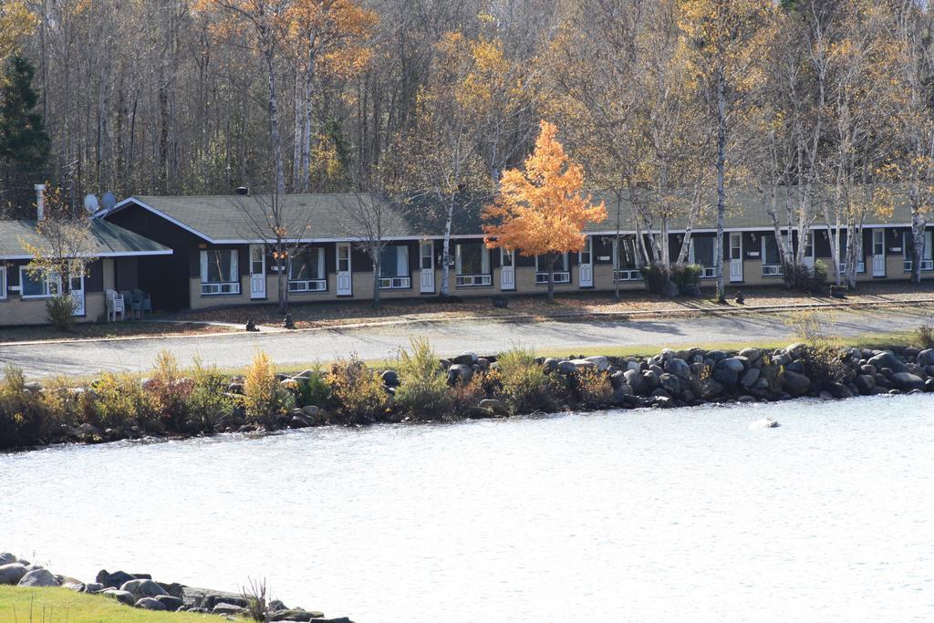 Carolyn Beach Inn Thessalon エクステリア 写真