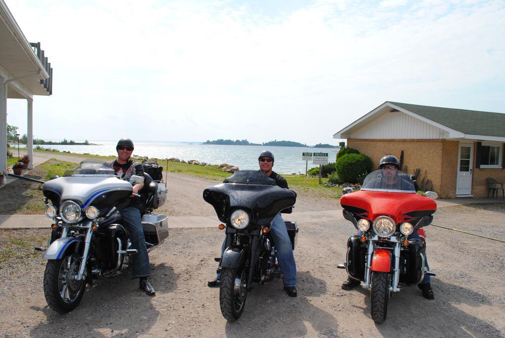Carolyn Beach Inn Thessalon エクステリア 写真