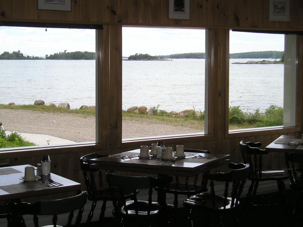 Carolyn Beach Inn Thessalon エクステリア 写真