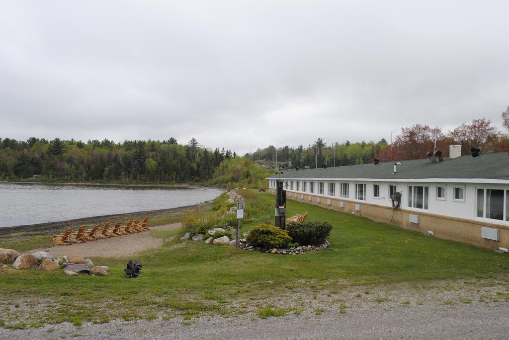 Carolyn Beach Inn Thessalon エクステリア 写真