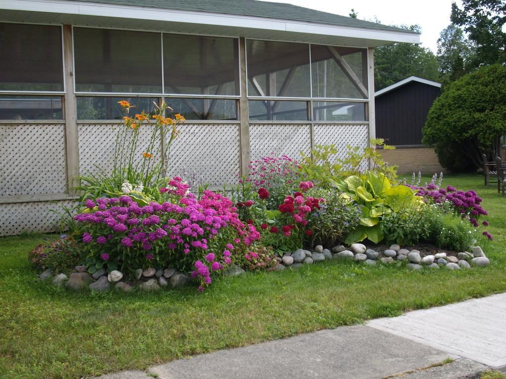 Carolyn Beach Inn Thessalon エクステリア 写真