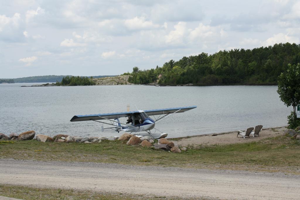 Carolyn Beach Inn Thessalon エクステリア 写真