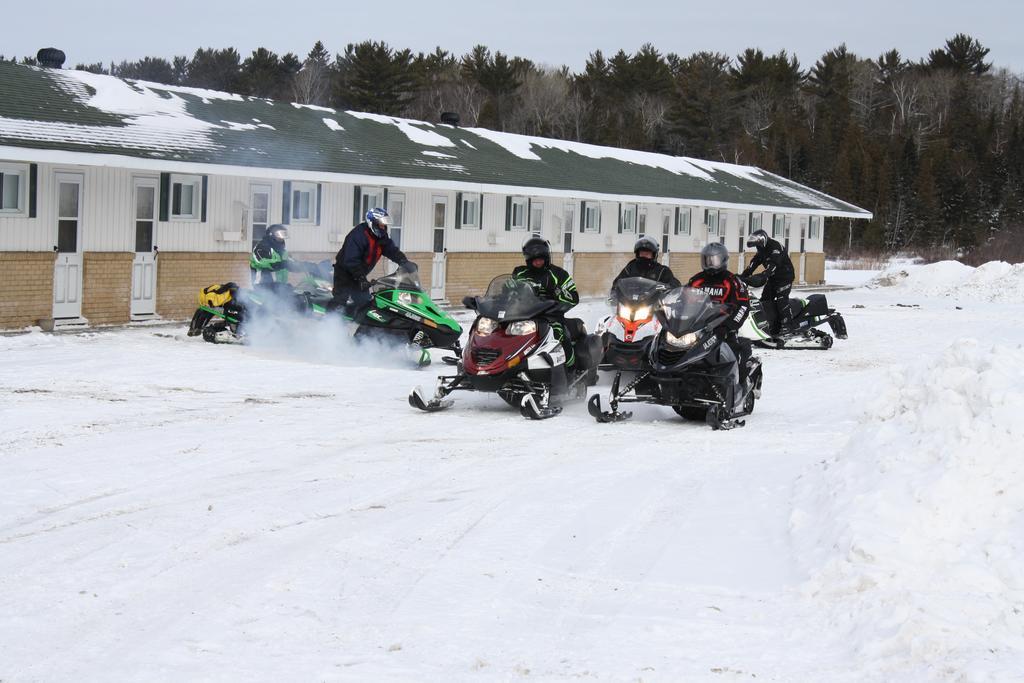 Carolyn Beach Inn Thessalon エクステリア 写真