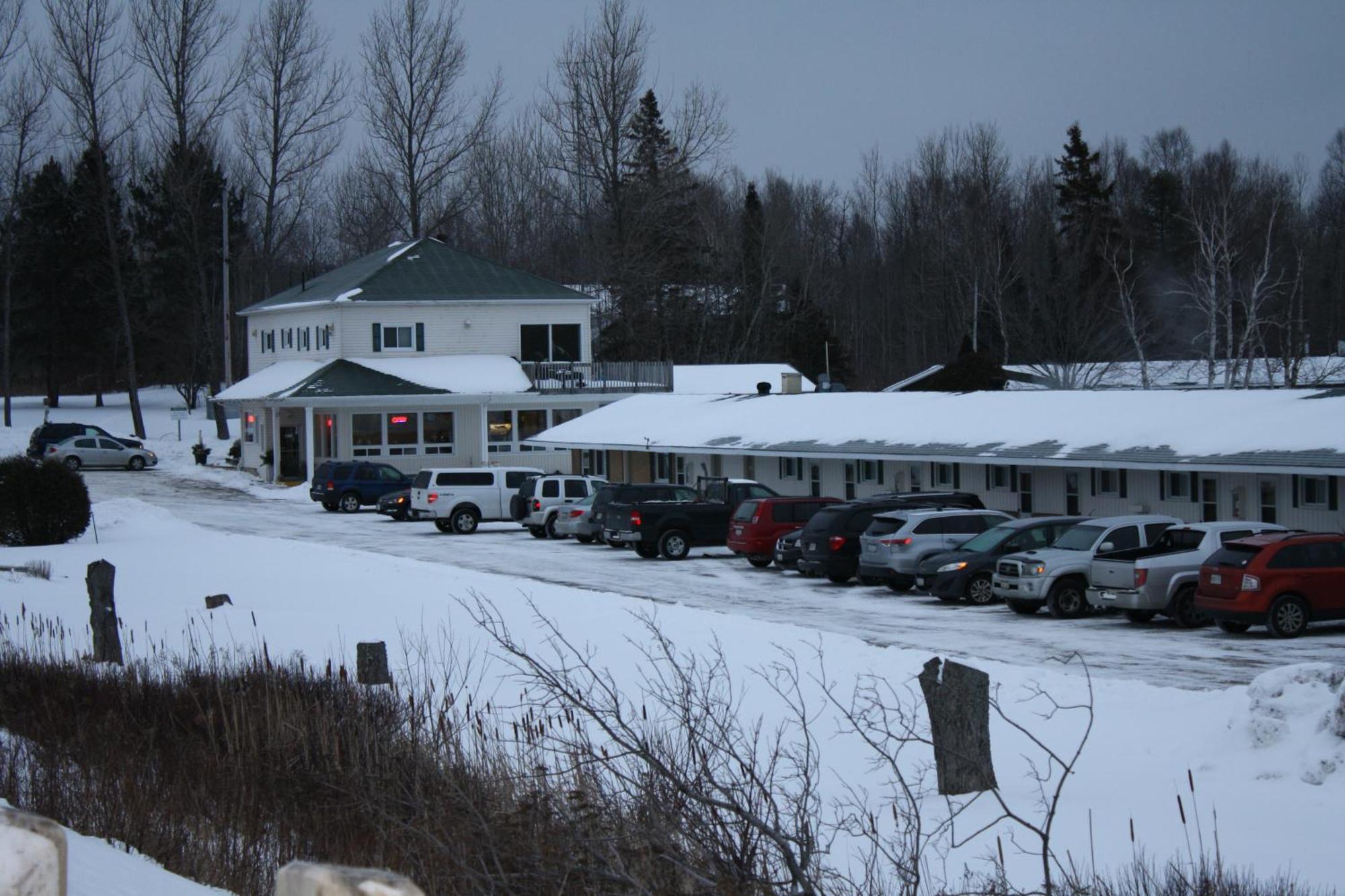 Carolyn Beach Inn Thessalon エクステリア 写真