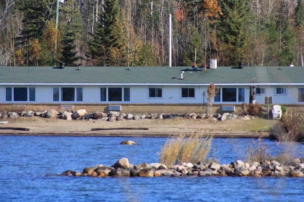 Carolyn Beach Inn Thessalon エクステリア 写真