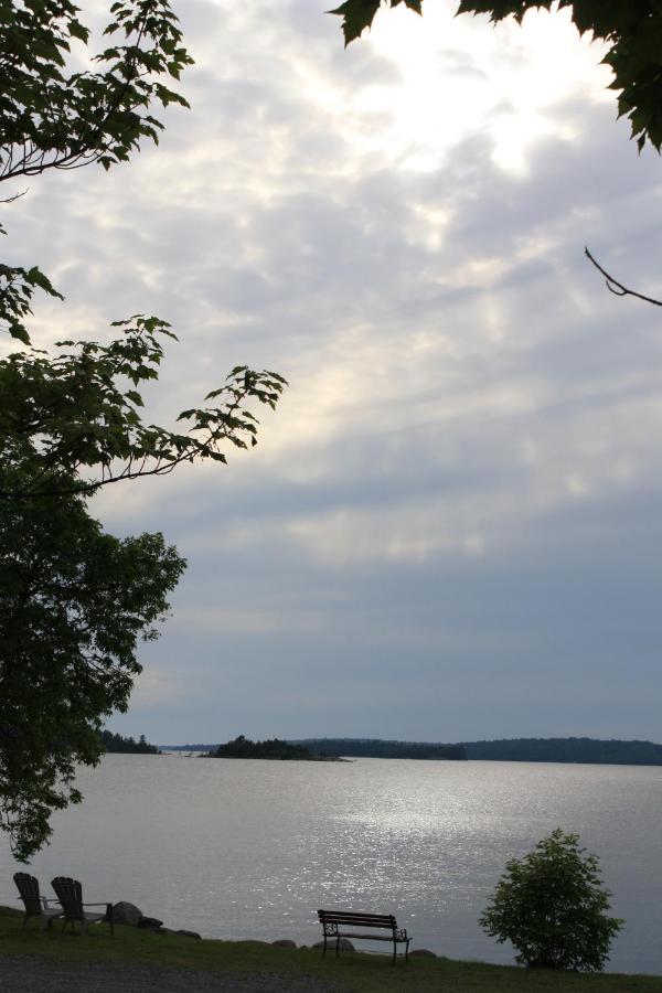 Carolyn Beach Inn Thessalon エクステリア 写真