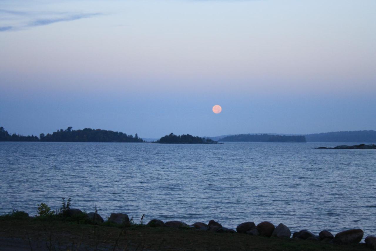 Carolyn Beach Inn Thessalon エクステリア 写真